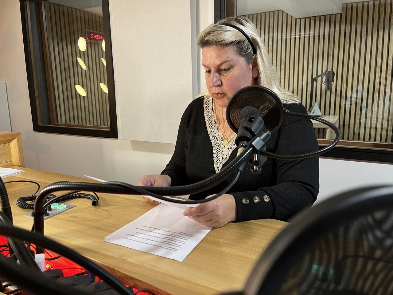 Mirela, en plein enregistrement dans les studios de l'Onde Porteuse à Clermont-Ferrand